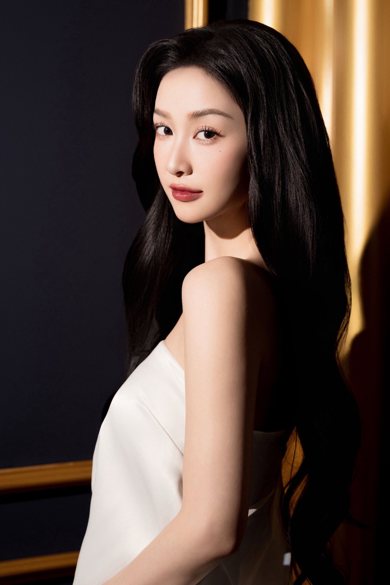 MXH nháo nhào khi mỹ nhân Vbiz này khoe lưng trần giữa sự kiện, quay mặt lại mới biết là bạch nguyệt quang trong truyền thuyết- Ảnh 2.