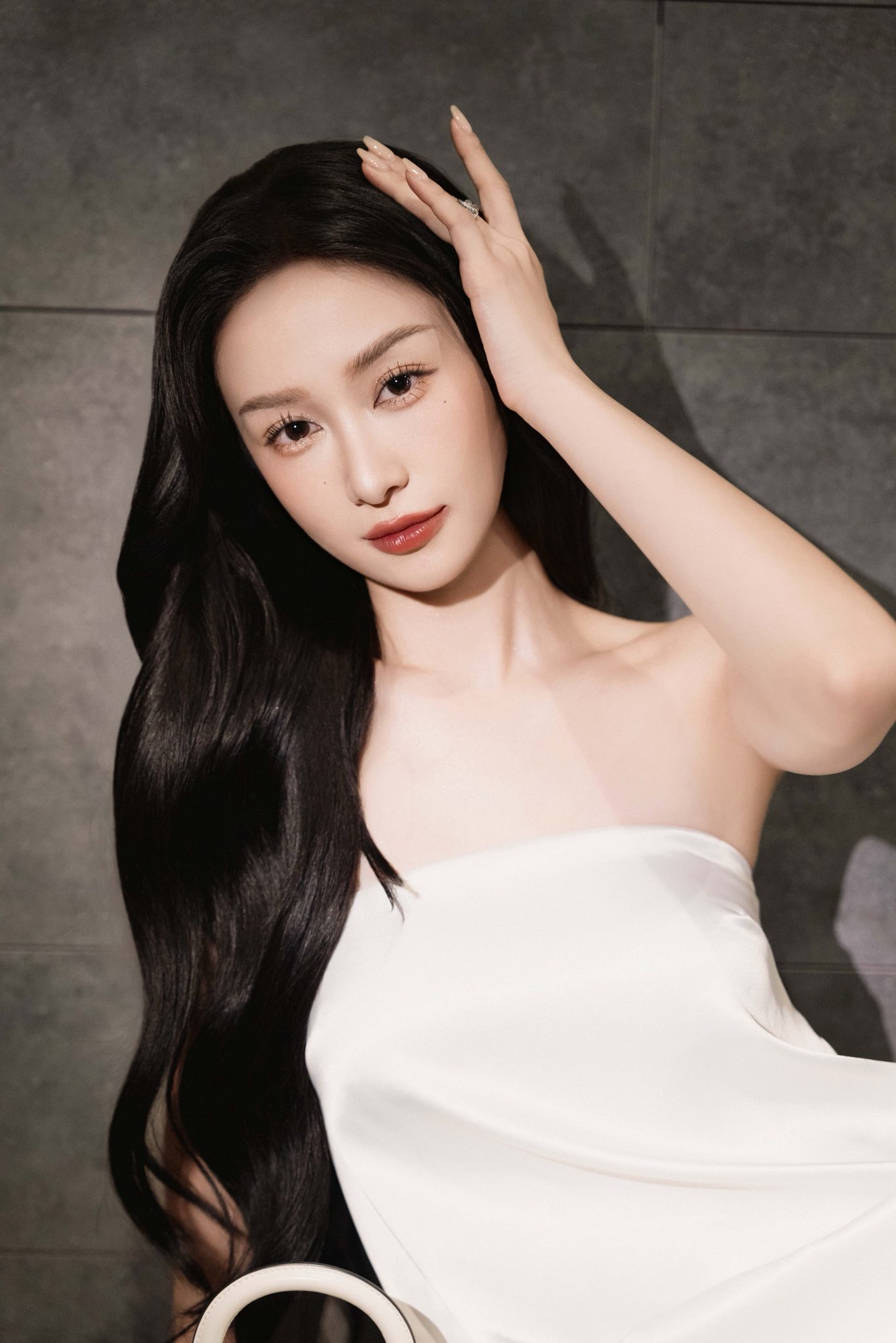 MXH nháo nhào khi mỹ nhân Vbiz này khoe lưng trần giữa sự kiện, quay mặt lại mới biết là bạch nguyệt quang trong truyền thuyết- Ảnh 4.