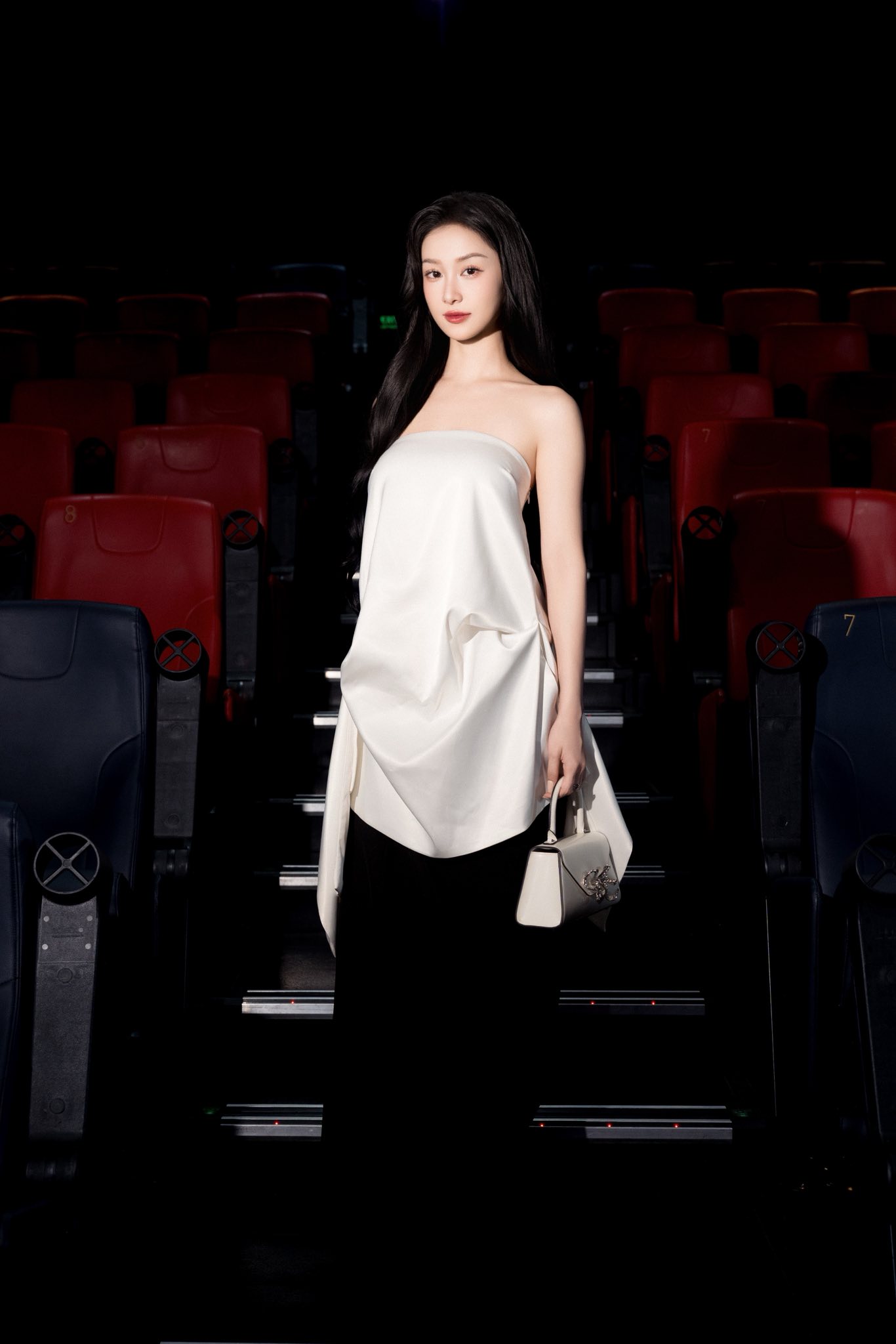 MXH nháo nhào khi mỹ nhân Vbiz này khoe lưng trần giữa sự kiện, quay mặt lại mới biết là bạch nguyệt quang trong truyền thuyết- Ảnh 3.