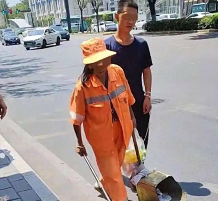 Người mẹ lao công dẫn con trai thiểu năng trí tuệ nhặt rác giữa trời nắng- Ảnh 2. Người mẹ lao công dẫn con trai thiểu năng trí tuệ nhặt rác giữa trời nắng- Ảnh 2.