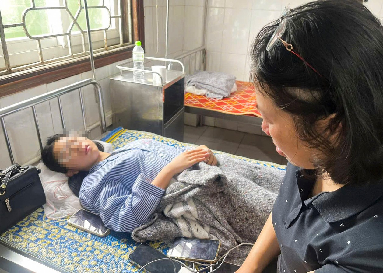 Nạn nhân vụ lật xe khách ở Hà Tĩnh: 'Mất bố rồi giờ mẹ cũng bỏ em đi'- Ảnh 2.