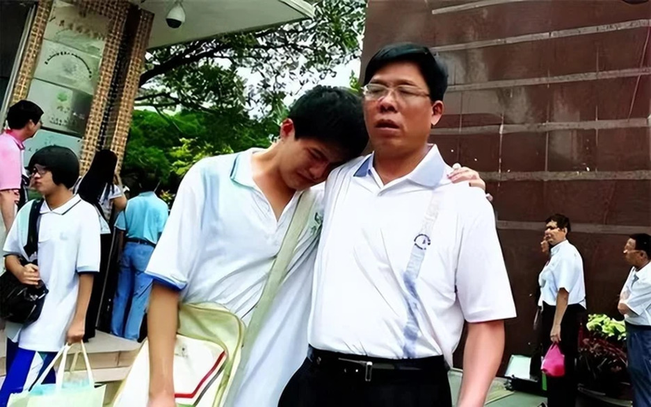 Nam sinh thi trượt đại học nhưng 30 năm sau bàng hoàng nhận thông báo: “Đã có bằng tốt nghiệp, đang làm lãnh đạo bệnh viện”- Ảnh 1.