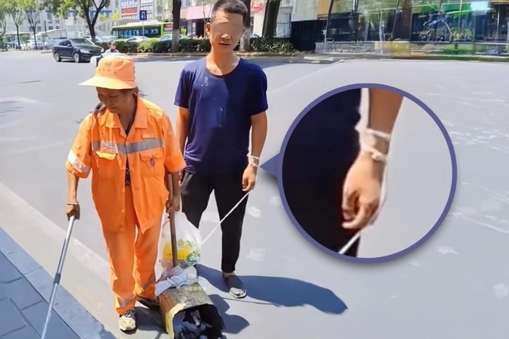 Người mẹ lao công dẫn con trai thiểu năng trí tuệ nhặt rác giữa trời nắng- Ảnh 1. Người mẹ lao công dẫn con trai thiểu năng trí tuệ nhặt rác giữa trời nắng- Ảnh 1.