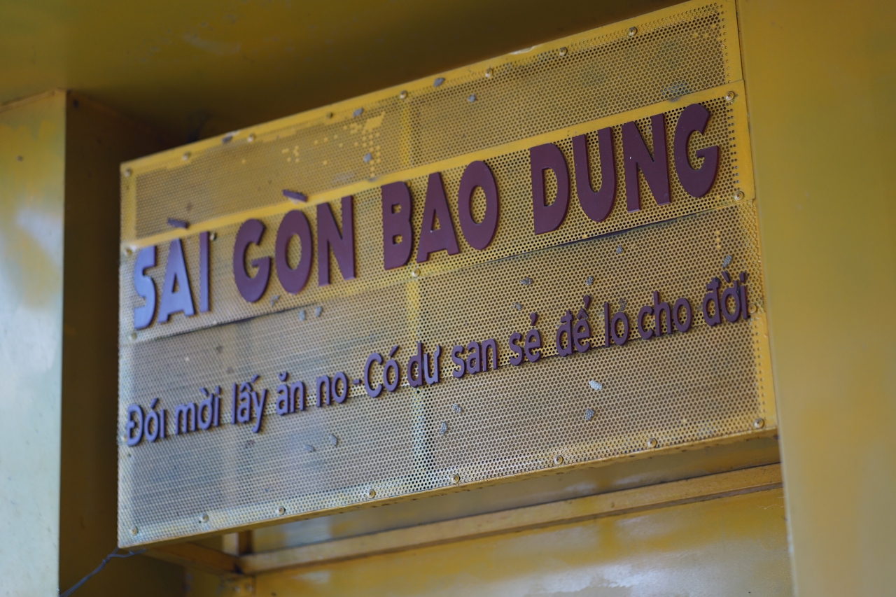 TP.HCM có một “câu lạc bộ tuổi già” đặc biệt: Bán vé số, bơm xe, nấu cơm chung mỗi ngày- Ảnh 1.