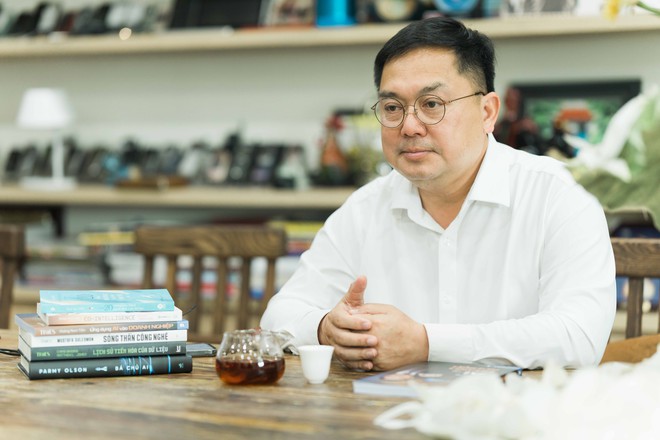 Ông Hoàng Nam Tiến: Người làm sếp nếu không đủ tư duy về AI thì đừng bắt nhân viên làm- Ảnh 4. Ông Hoàng Nam Tiến: Người làm sếp nếu không đủ tư duy về AI thì đừng bắt nhân viên làm- Ảnh 4.