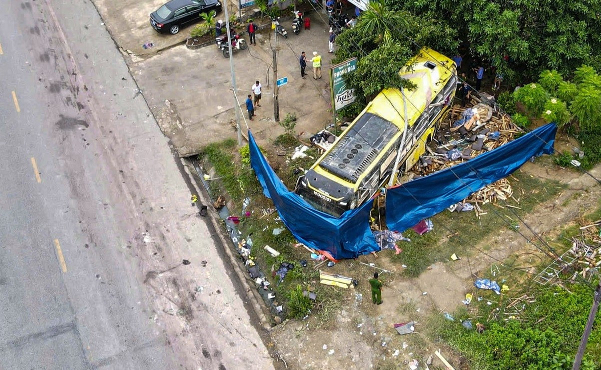 Nạn nhân vụ lật xe khách ở Hà Tĩnh: 'Mất bố rồi giờ mẹ cũng bỏ em đi'- Ảnh 1.