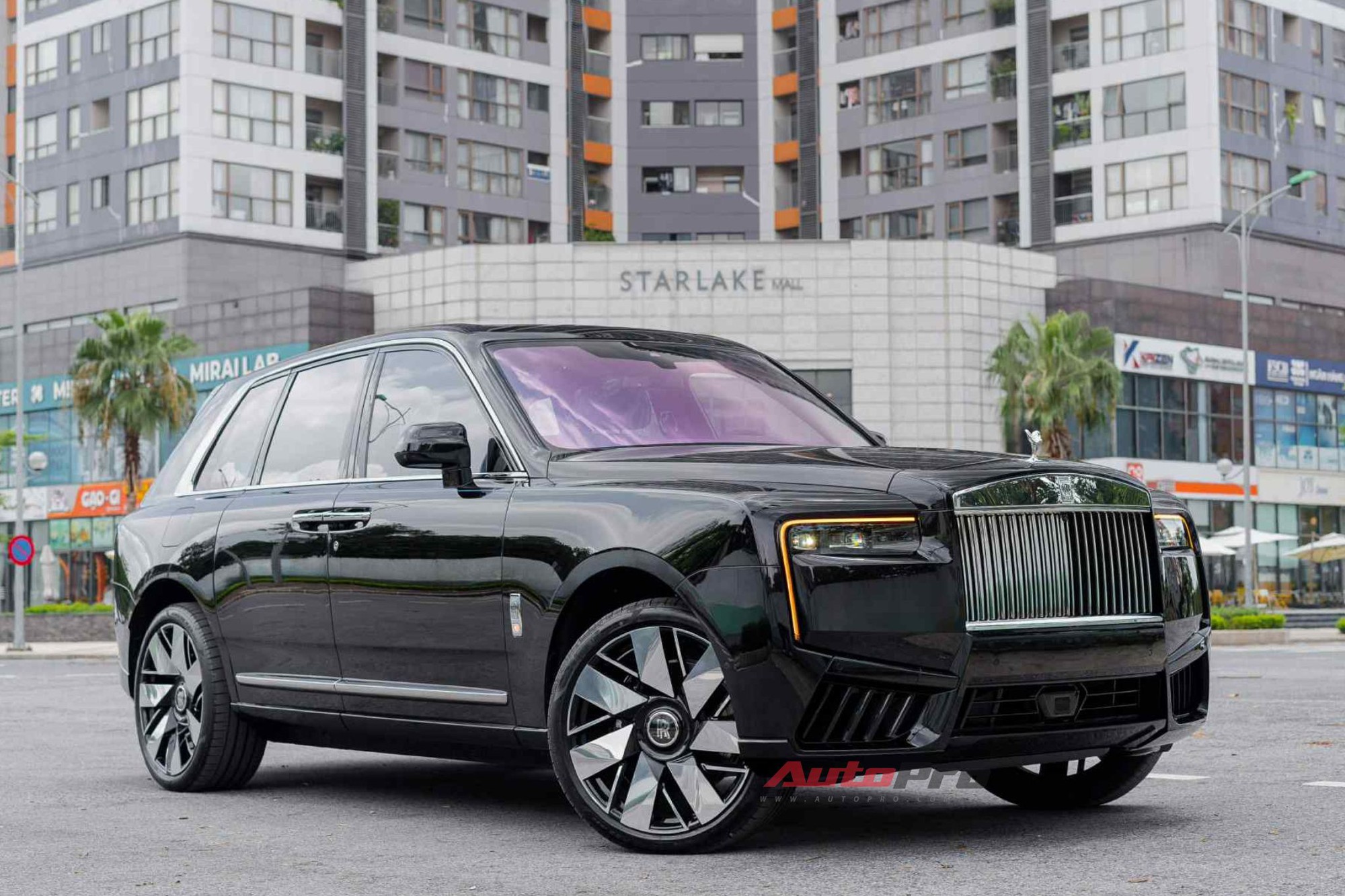 'Biệt thự di động' Rolls-Royce Cullinan Series II đầu tiên tại Việt Nam: Giá đồn đoán hơn 50 tỷ đồng, hàng ghế sau 4 chỗ kiểu thương gia, chưa phải xe duy nhất- Ảnh 1.