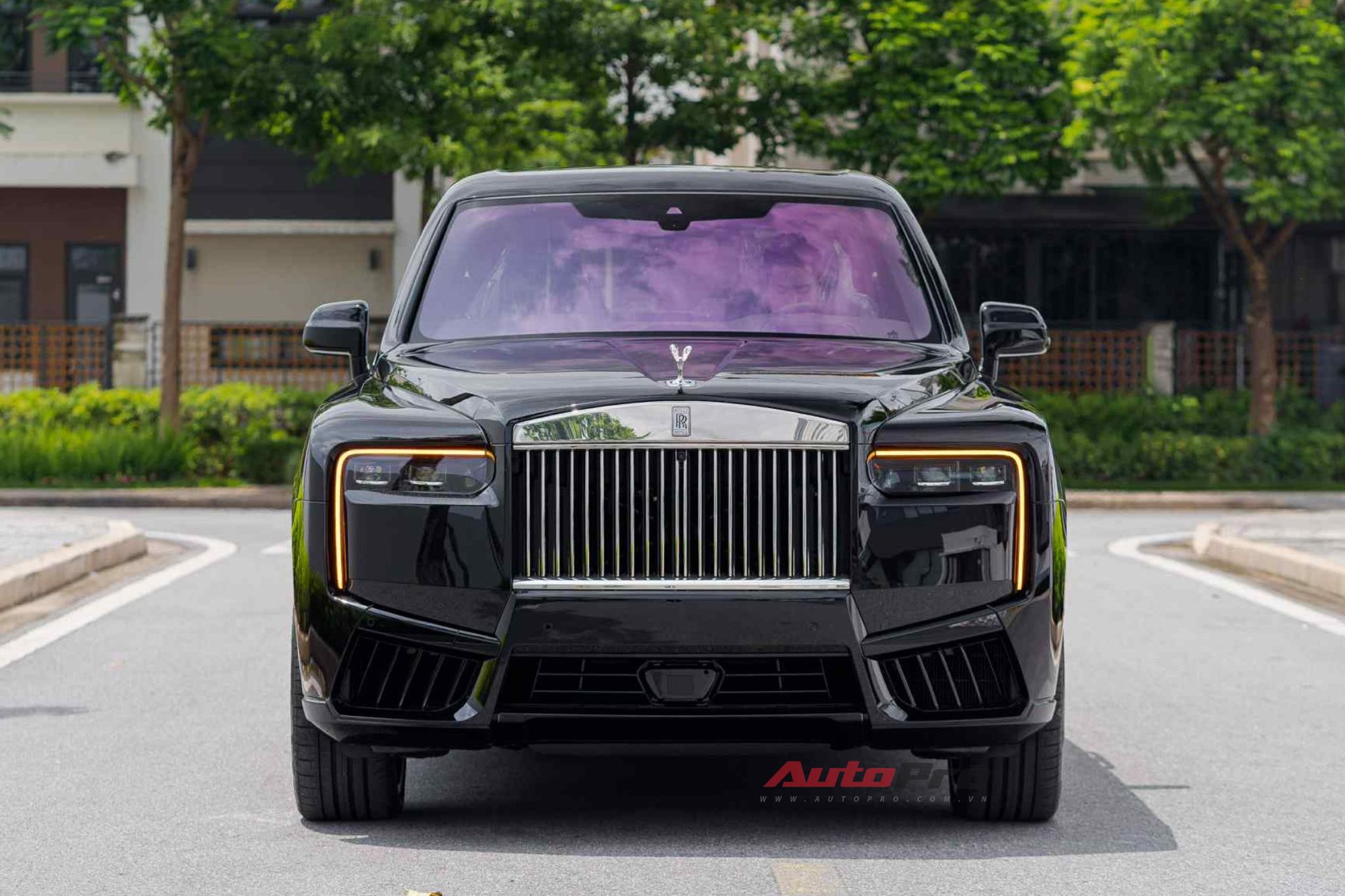 'Biệt thự di động' Rolls-Royce Cullinan Series II đầu tiên tại Việt Nam: Giá đồn đoán hơn 50 tỷ đồng, hàng ghế sau 4 chỗ kiểu thương gia, chưa phải xe duy nhất- Ảnh 3.