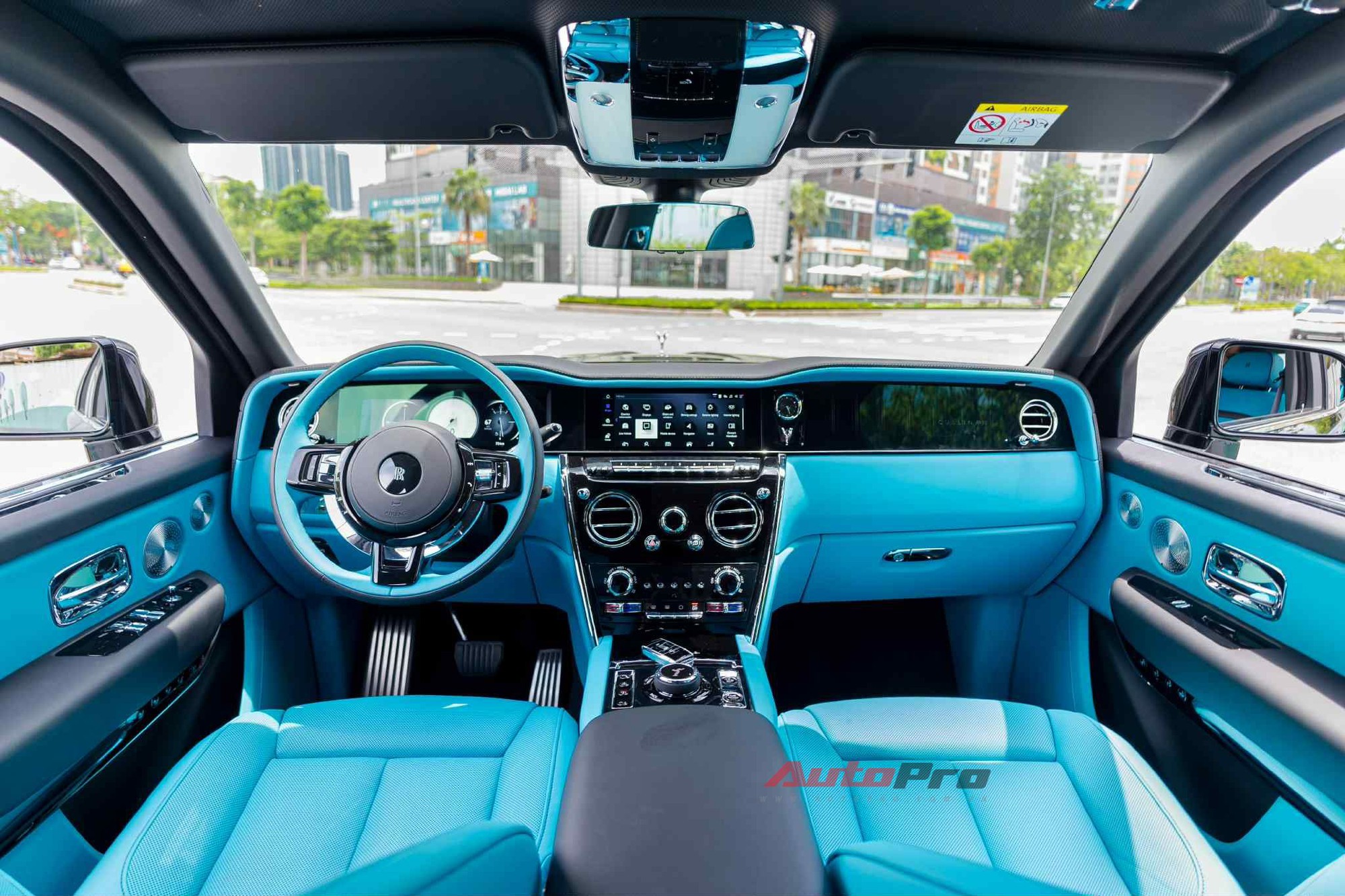 'Biệt thự di động' Rolls-Royce Cullinan Series II đầu tiên tại Việt Nam: Giá đồn đoán hơn 50 tỷ đồng, hàng ghế sau 4 chỗ kiểu thương gia, chưa phải xe duy nhất- Ảnh 2.