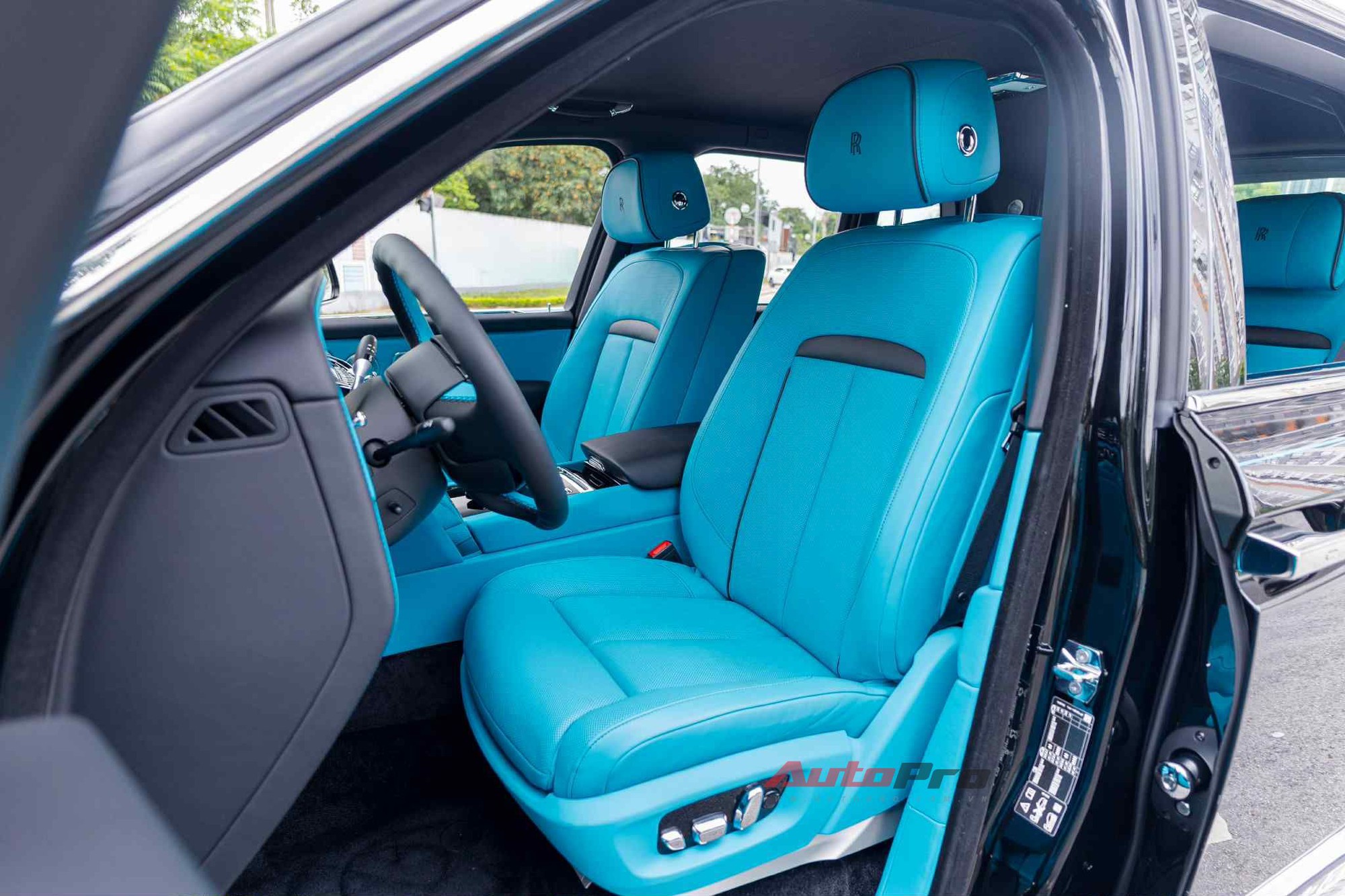 'Biệt thự di động' Rolls-Royce Cullinan Series II đầu tiên tại Việt Nam: Giá đồn đoán hơn 50 tỷ đồng, hàng ghế sau 4 chỗ kiểu thương gia, chưa phải xe duy nhất- Ảnh 5.