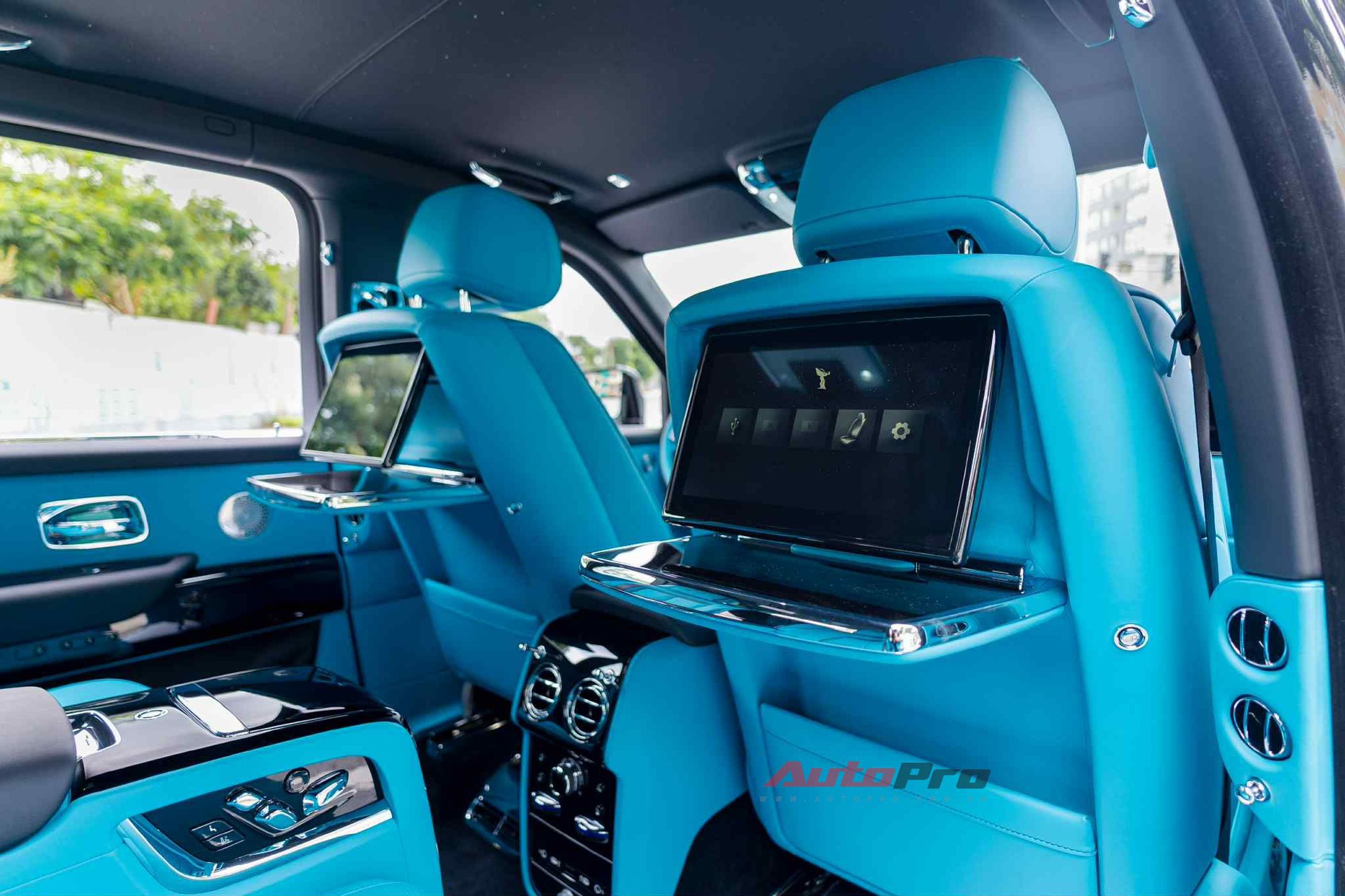 'Biệt thự di động' Rolls-Royce Cullinan Series II đầu tiên tại Việt Nam: Giá đồn đoán hơn 50 tỷ đồng, hàng ghế sau 4 chỗ kiểu thương gia, chưa phải xe duy nhất- Ảnh 6.