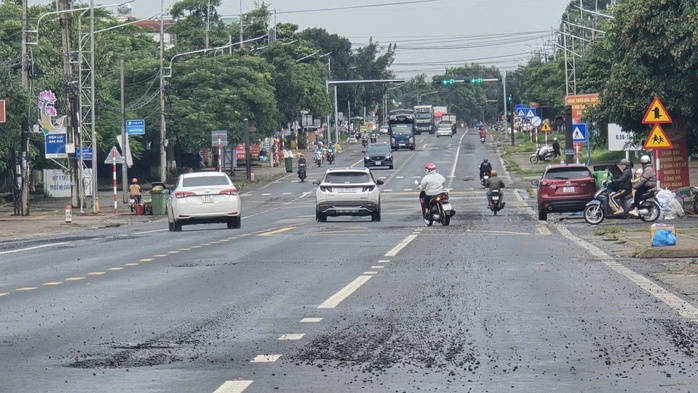 Quốc lộ 19 vừa làm đã "tan nát", địa phương cương quyết không nhận bàn giao- Ảnh 1.