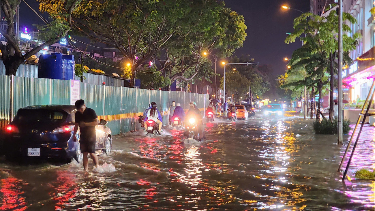 Nhiều khu vực ở Hà Nội bị cô lập sau cơn mưa lớn- Ảnh 17.