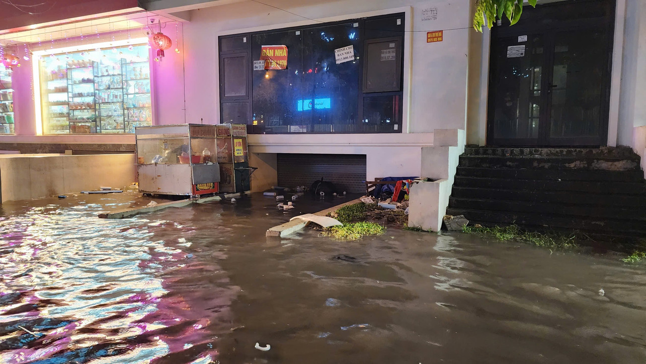 Nhiều khu vực ở Hà Nội bị cô lập sau cơn mưa lớn- Ảnh 14.