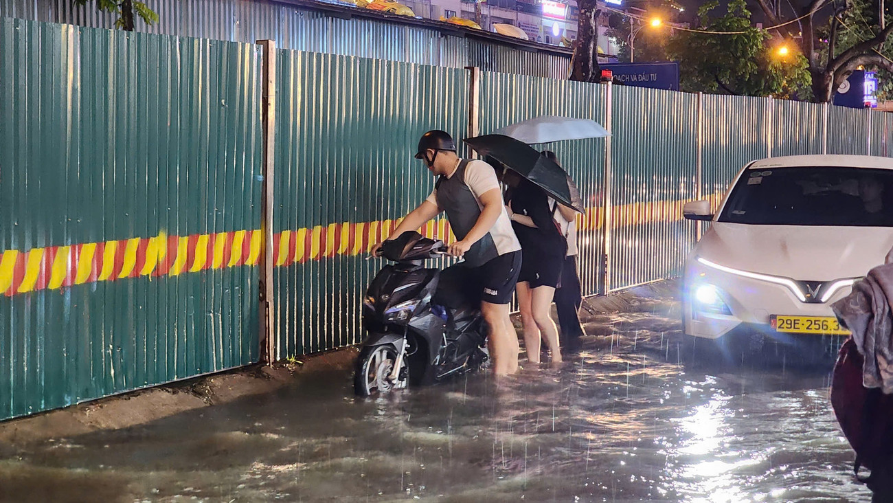 Nhiều khu vực ở Hà Nội bị cô lập sau cơn mưa lớn- Ảnh 9.