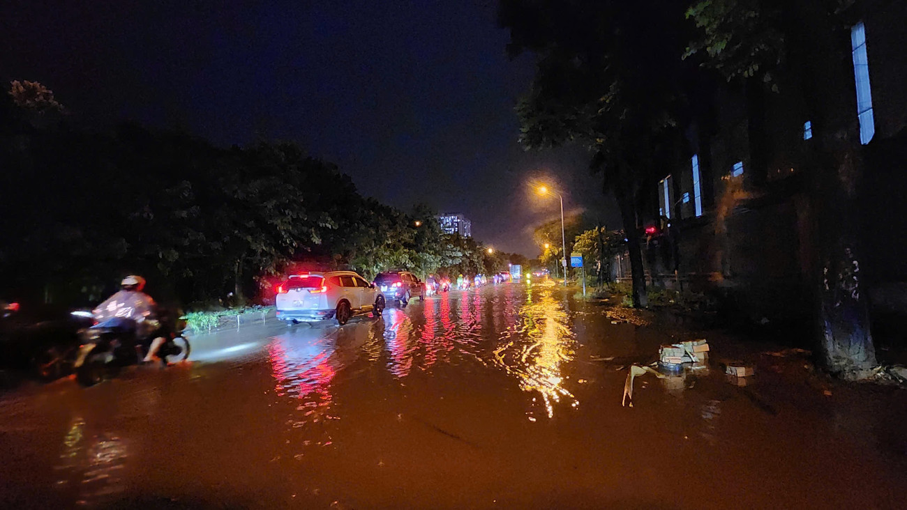 Nhiều khu vực ở Hà Nội bị cô lập sau cơn mưa lớn- Ảnh 7.