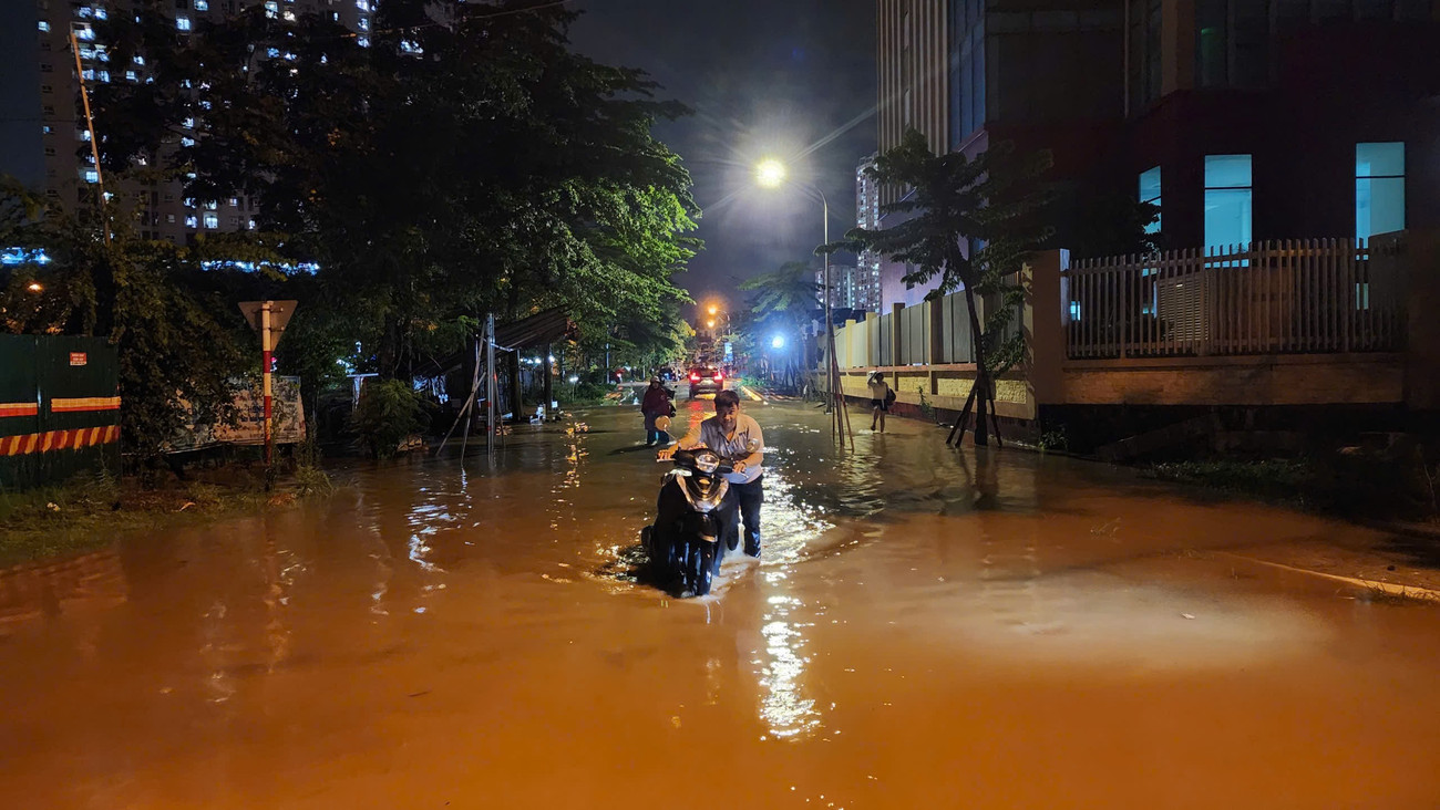 Nhiều khu vực ở Hà Nội bị cô lập sau cơn mưa lớn- Ảnh 11.
