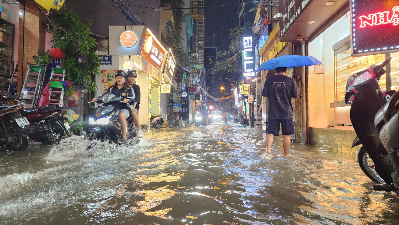 Nhiều khu vực ở Hà Nội bị cô lập sau cơn mưa lớn- Ảnh 5.