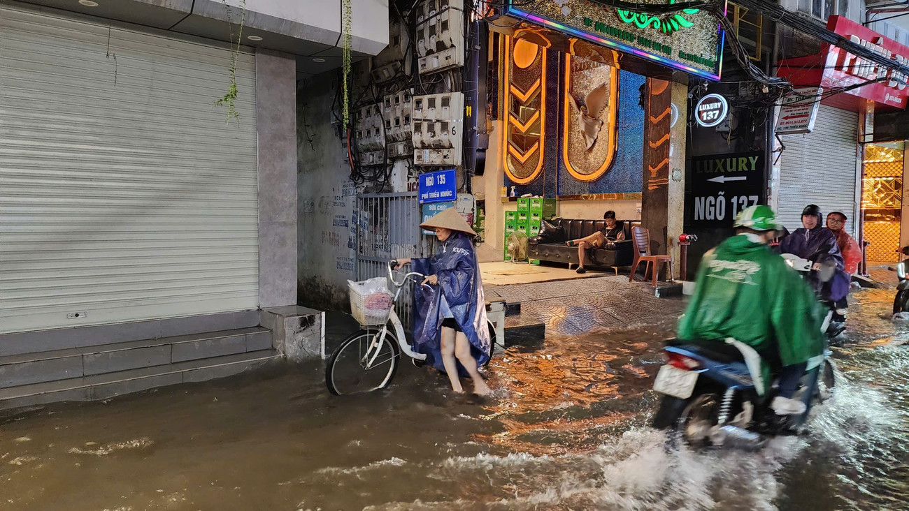Nhiều khu vực ở Hà Nội bị cô lập sau cơn mưa lớn- Ảnh 6.
