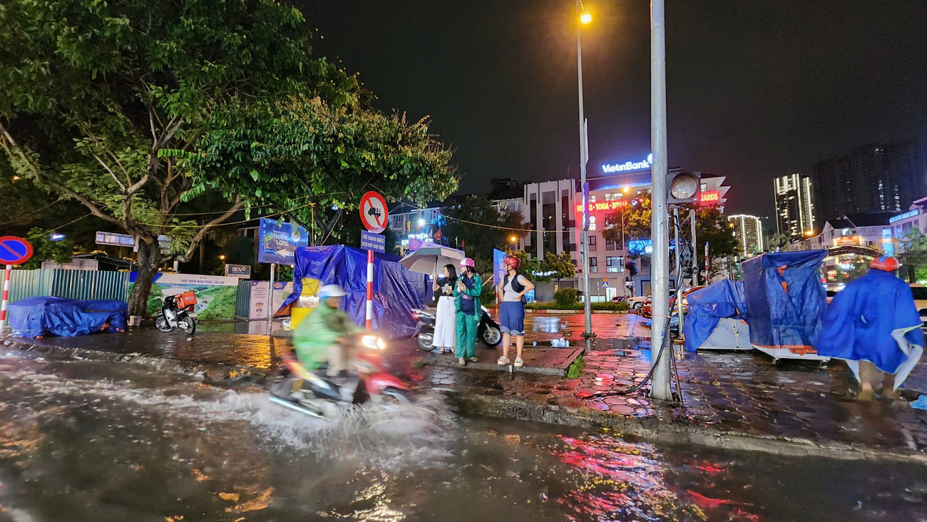 Nhiều khu vực ở Hà Nội bị cô lập sau cơn mưa lớn- Ảnh 12.