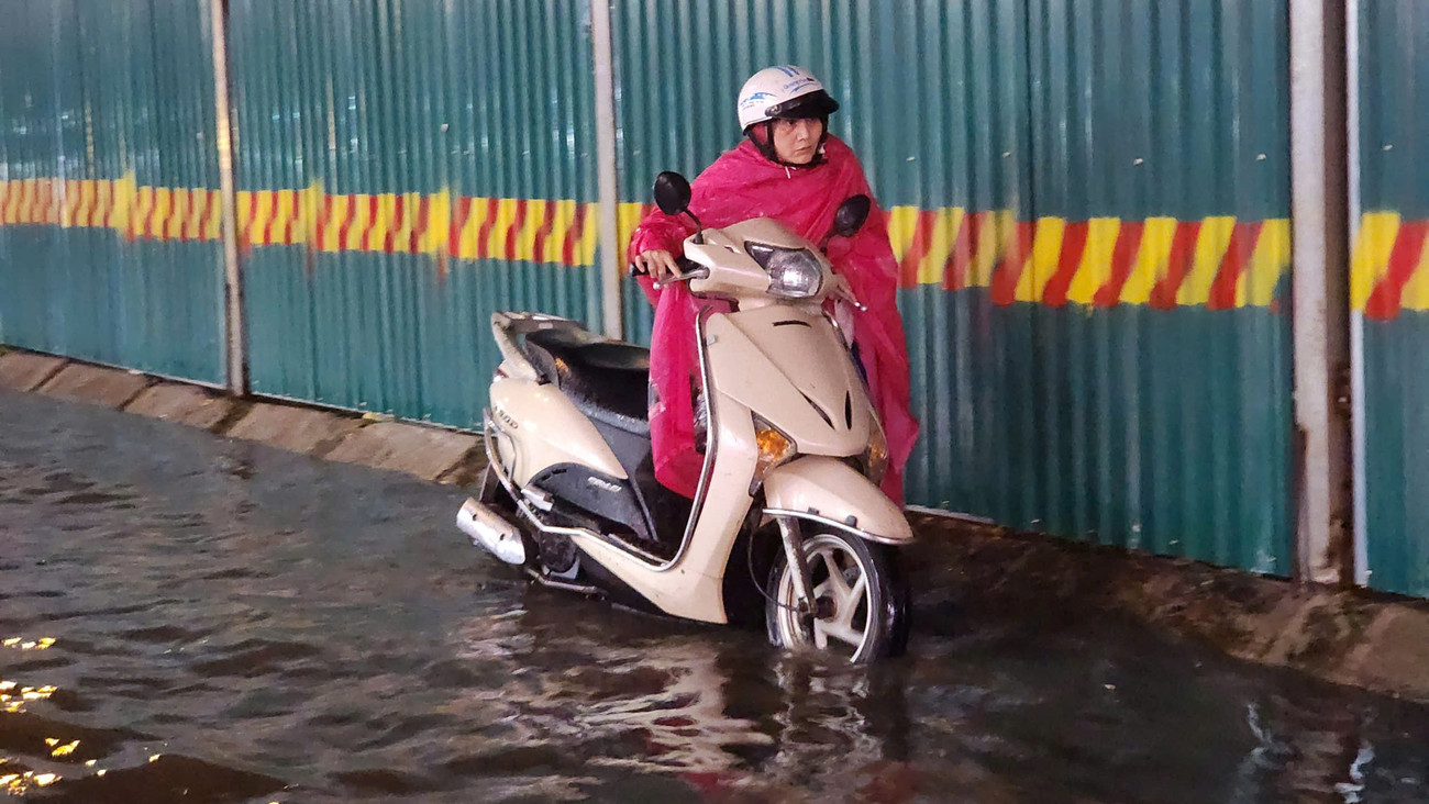 Nhiều khu vực ở Hà Nội bị cô lập sau cơn mưa lớn- Ảnh 10.
