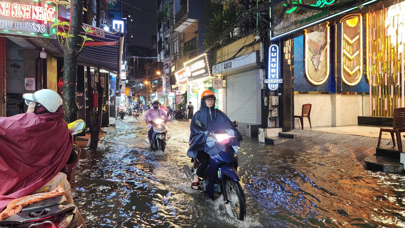 Nhiều khu vực ở Hà Nội bị cô lập sau cơn mưa lớn- Ảnh 3.