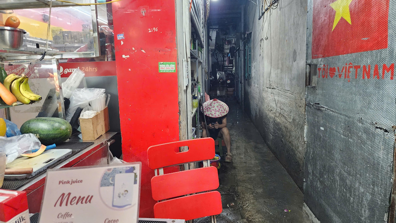 Nhiều khu vực ở Hà Nội bị cô lập sau cơn mưa lớn- Ảnh 4.
