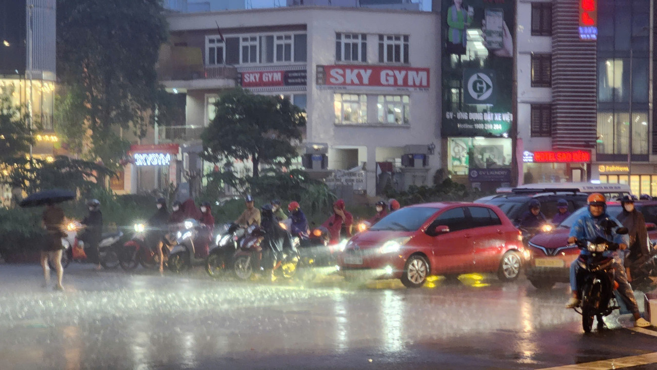 Nhiều khu vực ở Hà Nội bị cô lập sau cơn mưa lớn- Ảnh 1.