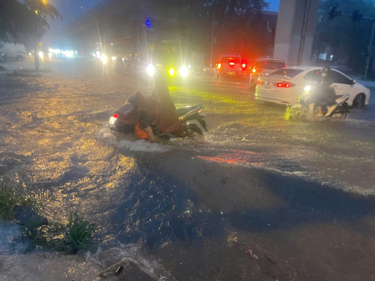 Nhiều khu vực ở Hà Nội bị cô lập sau cơn mưa lớn- Ảnh 15.