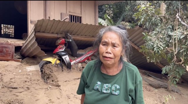 Cảnh tượng hoang tàn ở xã biên giới Nghệ An sau 5 ngày bị lũ cô lập: Bùn đất ngập sát trần nhà, người dân trắng tay vật lộn tìm tài sản- Ảnh 10. Cảnh tượng hoang tàn ở xã biên giới Nghệ An sau 5 ngày bị lũ cô lập: Bùn đất ngập sát trần nhà, người dân trắng tay vật lộn tìm tài sản- Ảnh 10.