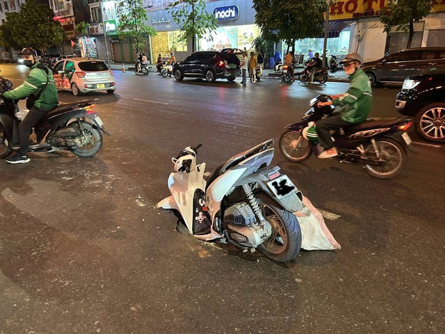 Vụ xe SH đang đi thì sụt "hố tử thần" ở Hà Nội: Trách nhiệm thuộc đơn vị nào?- Ảnh 1. Vụ xe SH đang đi thì sụt "hố tử thần" ở Hà Nội: Trách nhiệm thuộc đơn vị nào?- Ảnh 1.