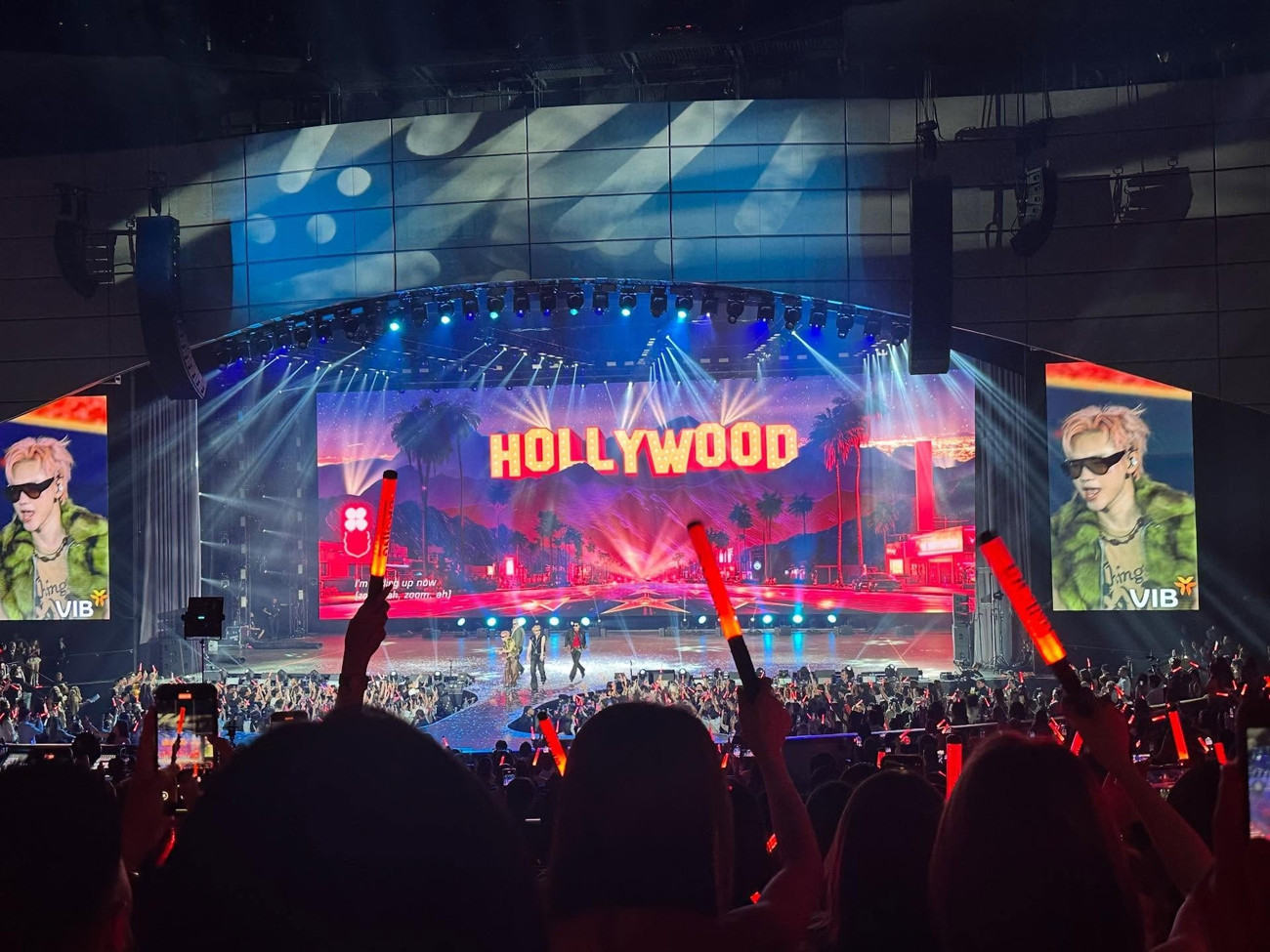 Đêm concert Anh trai ở Mỹ kín chỗ, khán giả hò hét- Ảnh 2. Đêm concert Anh trai ở Mỹ kín chỗ, khán giả hò hét- Ảnh 2.