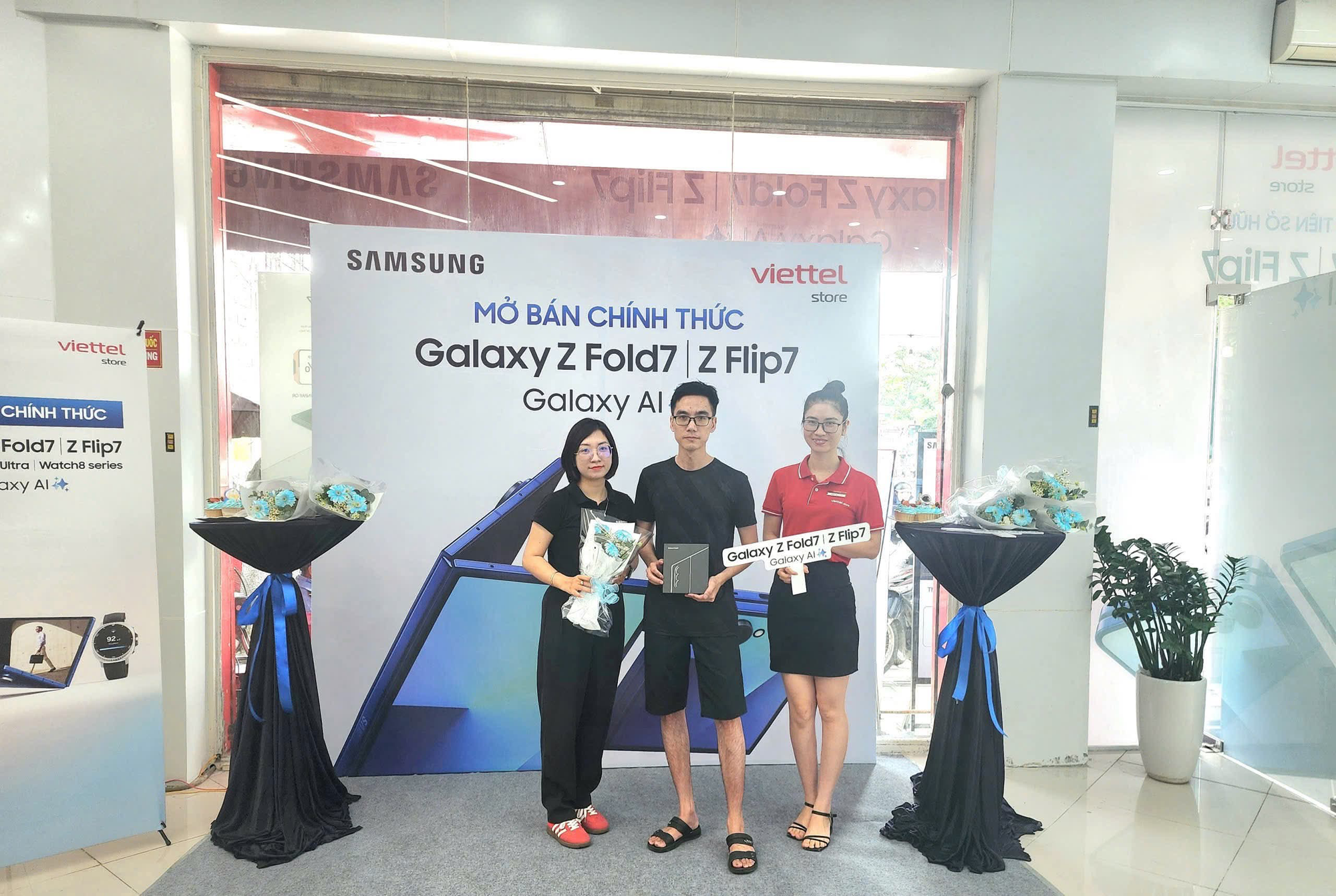 Điện thoại gập không còn là "đồ chơi nhà giàu": Galaxy Z Fold7 và Flip7 khiến người Việt chịu chi hơn bao giờ hết, xếp hàng từ tận 7 giờ sáng để mua máy mới- Ảnh 2. Điện thoại gập không còn là "đồ chơi nhà giàu": Galaxy Z Fold7 và Flip7 khiến người Việt chịu chi hơn bao giờ hết, xếp hàng từ tận 7 giờ sáng để mua máy mới- Ảnh 2.