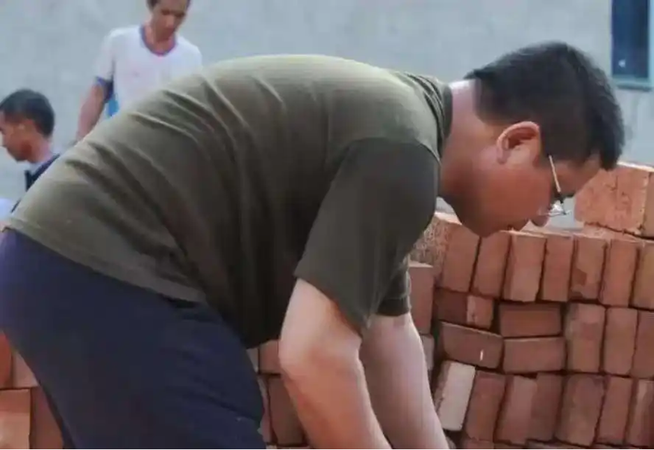 Doanh nhân nghìn tỷ tự tin đến công trường làm công nhân nhưng ngày đầu đã suýt bị đuổi việc: “Chưa thấy ai kém như anh”- Ảnh 2. Doanh nhân nghìn tỷ tự tin đến công trường làm công nhân nhưng ngày đầu đã suýt bị đuổi việc: “Chưa thấy ai kém như anh”- Ảnh 2.