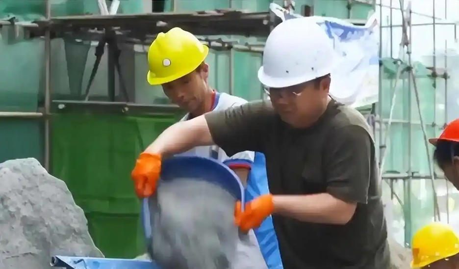 Doanh nhân nghìn tỷ tự tin đến công trường làm công nhân nhưng ngày đầu đã suýt bị đuổi việc: “Chưa thấy ai kém như anh”- Ảnh 4. Doanh nhân nghìn tỷ tự tin đến công trường làm công nhân nhưng ngày đầu đã suýt bị đuổi việc: “Chưa thấy ai kém như anh”- Ảnh 4.