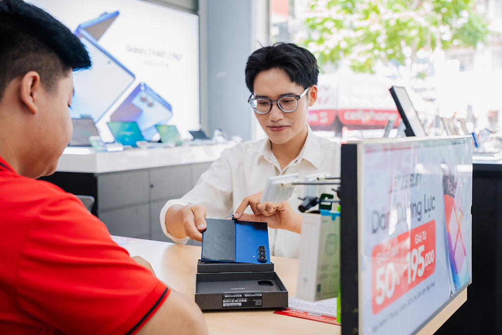 Điện thoại gập không còn là "đồ chơi nhà giàu": Galaxy Z Fold7 và Flip7 khiến người Việt chịu chi hơn bao giờ hết, xếp hàng từ tận 7 giờ sáng để mua máy mới- Ảnh 3. Điện thoại gập không còn là "đồ chơi nhà giàu": Galaxy Z Fold7 và Flip7 khiến người Việt chịu chi hơn bao giờ hết, xếp hàng từ tận 7 giờ sáng để mua máy mới- Ảnh 3.