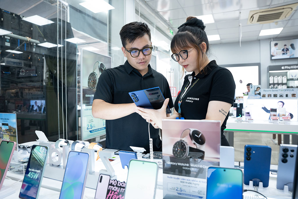 Điện thoại gập không còn là "đồ chơi nhà giàu": Galaxy Z Fold7 và Flip7 khiến người Việt chịu chi hơn bao giờ hết, xếp hàng từ tận 7 giờ sáng để mua máy mới- Ảnh 4. Điện thoại gập không còn là "đồ chơi nhà giàu": Galaxy Z Fold7 và Flip7 khiến người Việt chịu chi hơn bao giờ hết, xếp hàng từ tận 7 giờ sáng để mua máy mới- Ảnh 4.