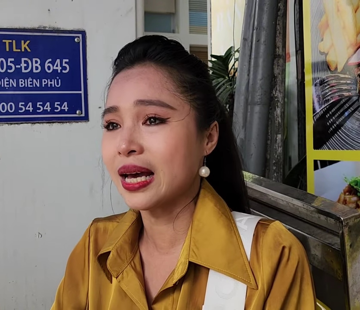 Con dâu nghệ sĩ Linh Tâm bật khóc sau lùm xùm với con nuôi cố NSƯT Vũ Linh- Ảnh 1. Con dâu nghệ sĩ Linh Tâm bật khóc sau lùm xùm với con nuôi cố NSƯT Vũ Linh- Ảnh 1.