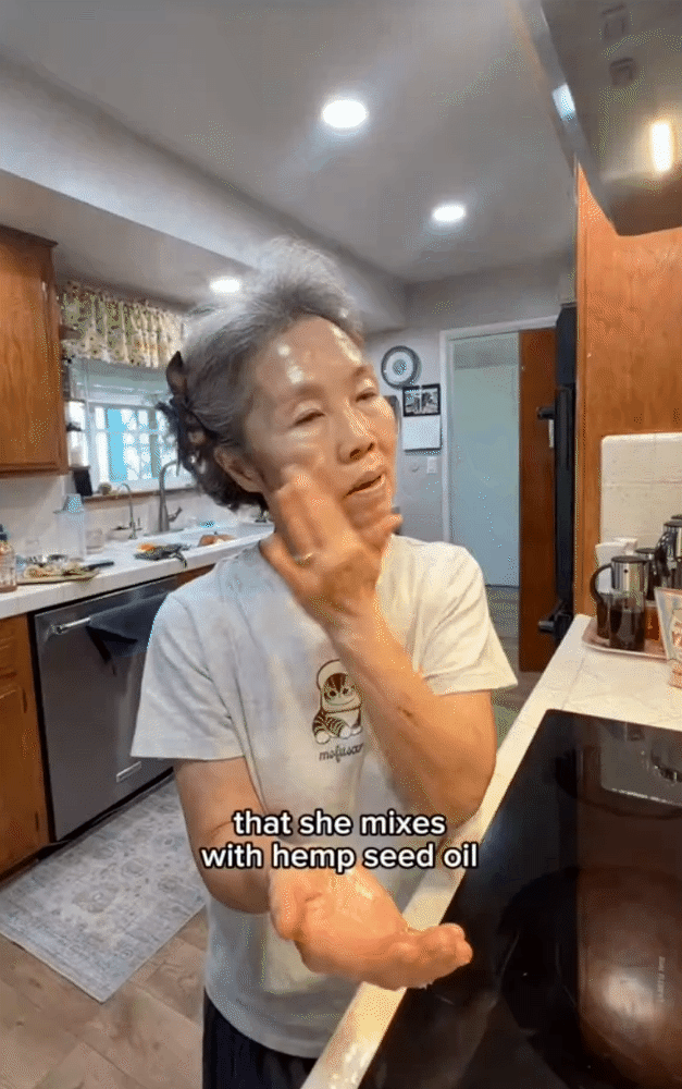 Quý cô người Hàn Quốc khoe làn da tuổi 66 của mẹ, bật mí bước chăm da bà làm mỗi ngày trong suốt 30 năm- Ảnh 9. Quý cô người Hàn Quốc khoe làn da tuổi 66 của mẹ, bật mí bước chăm da bà làm mỗi ngày trong suốt 30 năm- Ảnh 9.