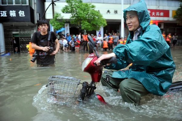 Xe máy điện đi vào đường ngập nước bị chết máy thì bảo hành kiểu gì: Trung Quốc có "quy tắc ngầm" thế này- Ảnh 1.