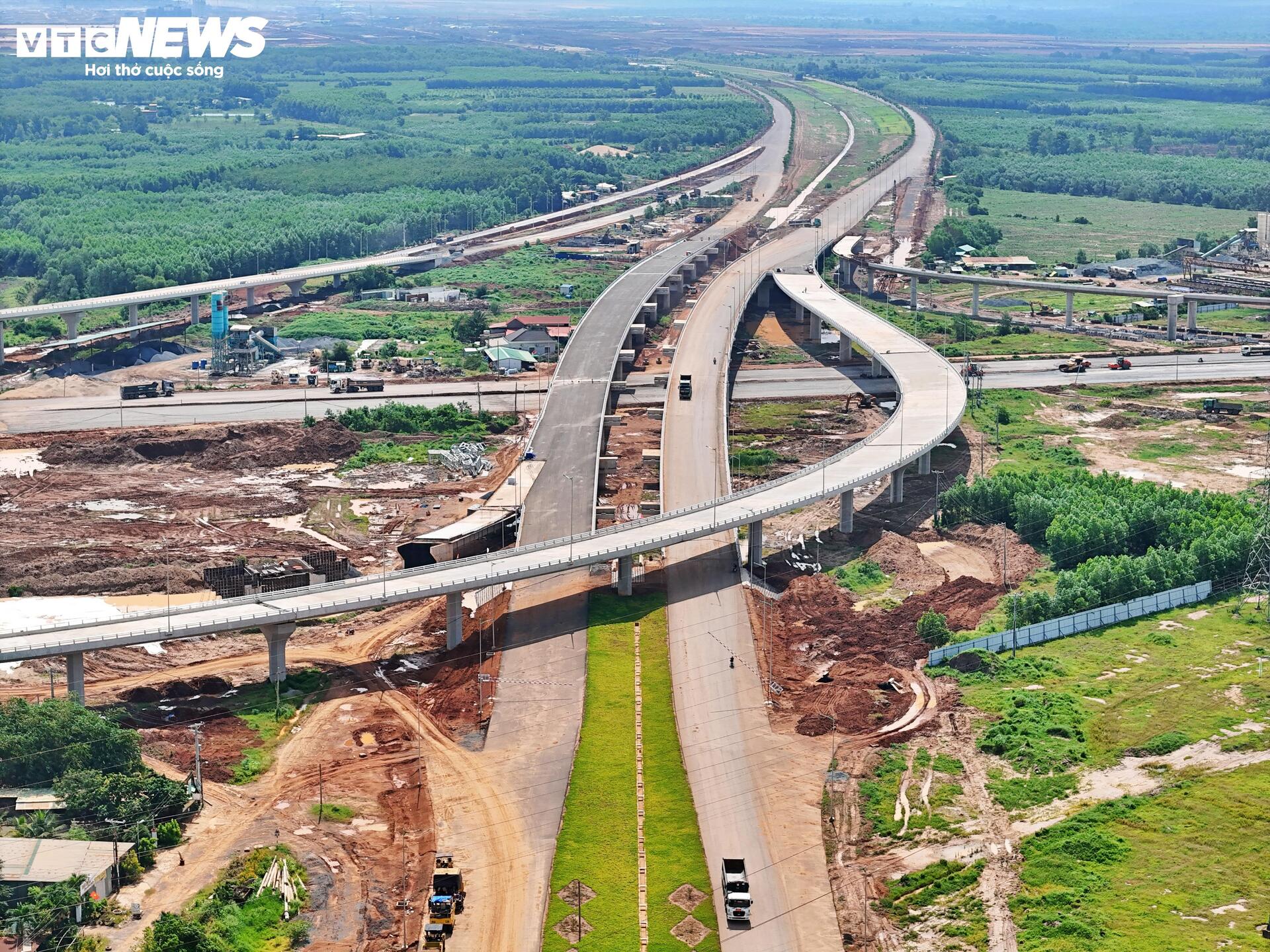'Trái tim' sân bay Long Thành tăng tốc về đích bất chấp nắng mưa thất thường- Ảnh 14.