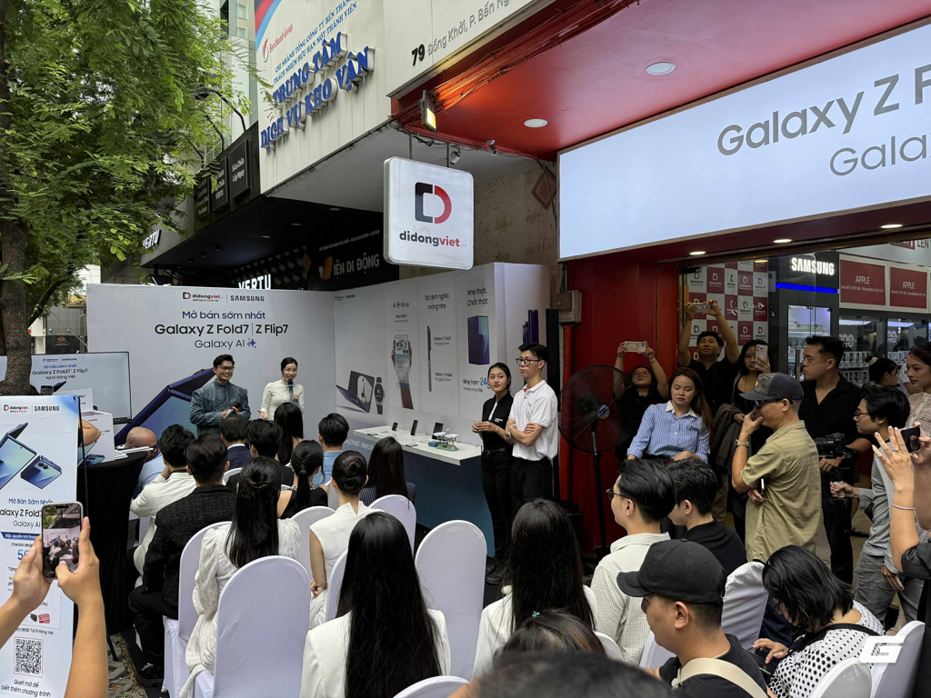 Điện thoại gập không còn là "đồ chơi nhà giàu": Galaxy Z Fold7 và Flip7 khiến người Việt chịu chi hơn bao giờ hết, xếp hàng từ tận 7 giờ sáng để mua máy mới- Ảnh 1. Điện thoại gập không còn là "đồ chơi nhà giàu": Galaxy Z Fold7 và Flip7 khiến người Việt chịu chi hơn bao giờ hết, xếp hàng từ tận 7 giờ sáng để mua máy mới- Ảnh 1.