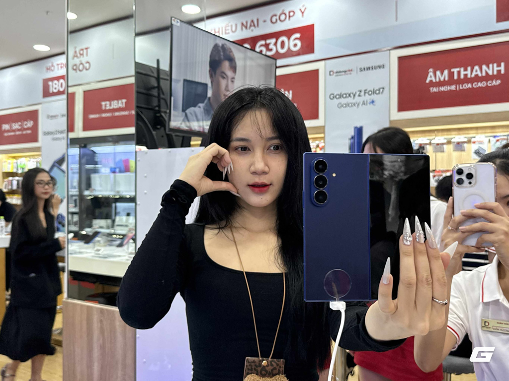 Điện thoại gập không còn là "đồ chơi nhà giàu": Galaxy Z Fold7 và Flip7 khiến người Việt chịu chi hơn bao giờ hết, xếp hàng từ tận 7 giờ sáng để mua máy mới- Ảnh 6. Điện thoại gập không còn là "đồ chơi nhà giàu": Galaxy Z Fold7 và Flip7 khiến người Việt chịu chi hơn bao giờ hết, xếp hàng từ tận 7 giờ sáng để mua máy mới- Ảnh 6.