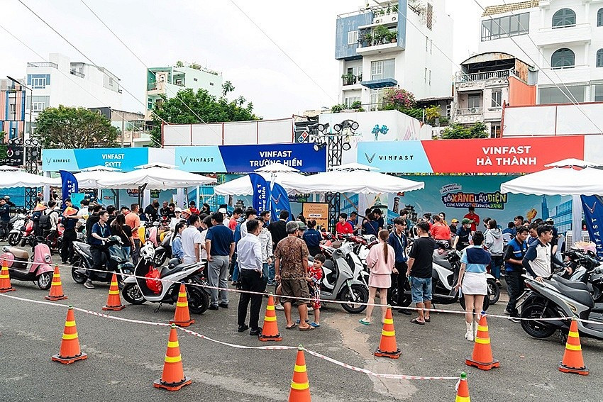 Chuyển 400.000 xe xăng sang xe điện: TPHCM tung loạt chính sách hỗ trợ ‘chưa từng có’- Ảnh 2. Chuyển 400.000 xe xăng sang xe điện: TPHCM tung loạt chính sách hỗ trợ ‘chưa từng có’- Ảnh 2.