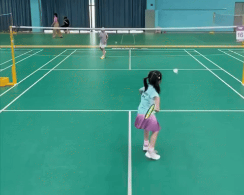 Bé gái chơi cầu lông cực đỉnh hút triệu view, khiến 800 người lớn 