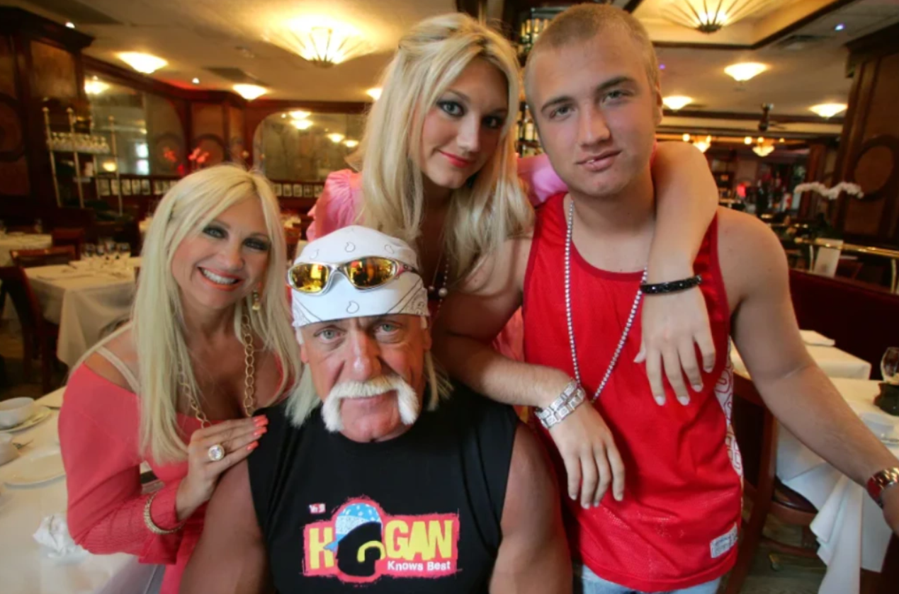 Huyền thoại HulkHogan qua đời để lại khối tài sản khủng, cuộc chiến thừa kế giữa vợ cũ, vợ mới và các con bùng nổ- Ảnh 3. Huyền thoại HulkHogan qua đời để lại khối tài sản khủng, cuộc chiến thừa kế giữa vợ cũ, vợ mới và các con bùng nổ- Ảnh 3.