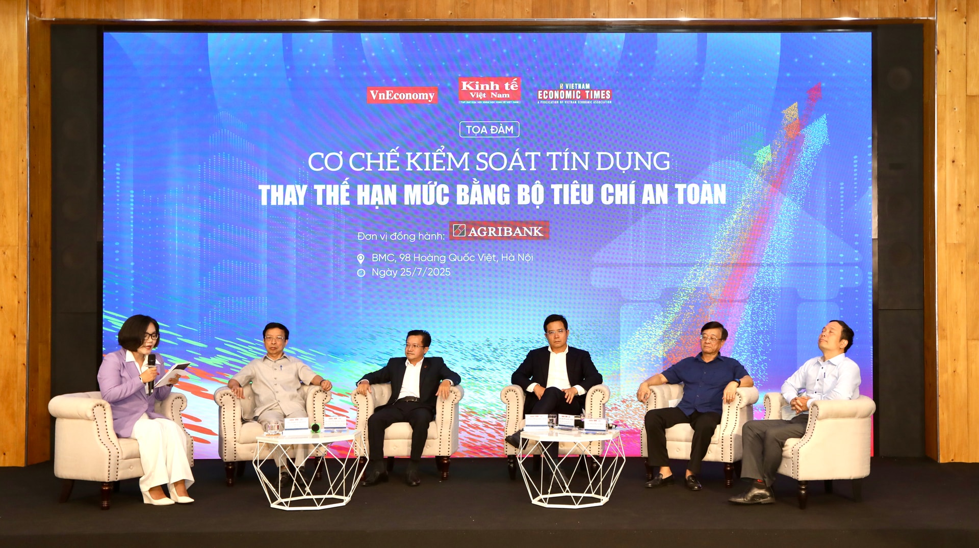 Bỏ “room” tín dụng: Cần lộ trình thận trọng và nhiều điều kiện đồng bộ- Ảnh 1. Bỏ “room” tín dụng: Cần lộ trình thận trọng và nhiều điều kiện đồng bộ- Ảnh 1.
