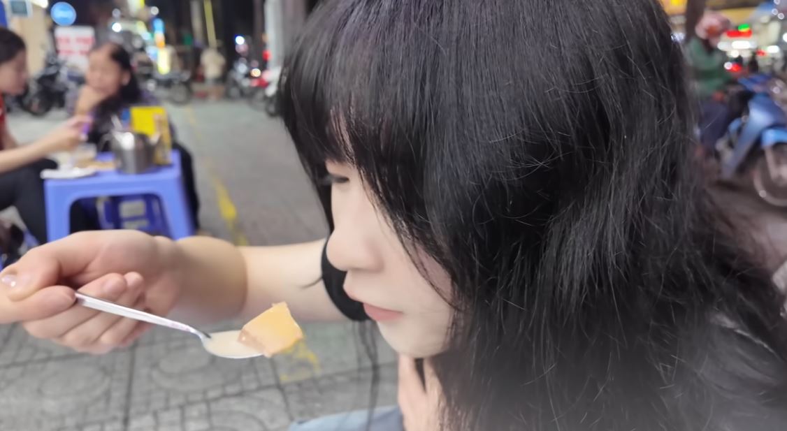 Khách Trung Quốc xuýt xoa trước một món vỉa hè ở Việt Nam, nói “mỗi lần có thể ăn 40 cái”- Ảnh 3. Khách Trung Quốc xuýt xoa trước một món vỉa hè ở Việt Nam, nói “mỗi lần có thể ăn 40 cái”- Ảnh 3.