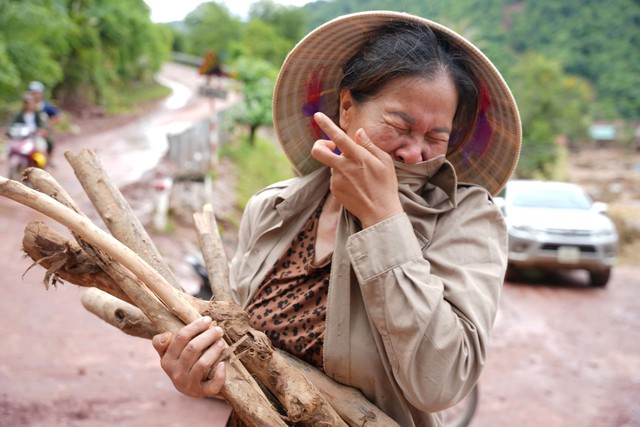 Cảnh tượng hoang tàn ở xã biên giới Nghệ An sau 5 ngày bị lũ cô lập: Bùn đất ngập sát trần nhà, người dân trắng tay vật lộn tìm tài sản- Ảnh 11. Cảnh tượng hoang tàn ở xã biên giới Nghệ An sau 5 ngày bị lũ cô lập: Bùn đất ngập sát trần nhà, người dân trắng tay vật lộn tìm tài sản- Ảnh 11.