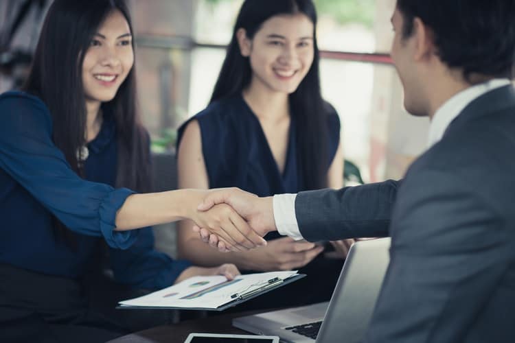 "Thấy 50 ngàn đồng và 500 ngàn đồng rơi dưới đất, bạn sẽ nhặt tờ nào?" - Câu trả lời táo bạo của ứng viên khiến nhà tuyển dụng "tâm phục khẩu phục"- Ảnh 1.